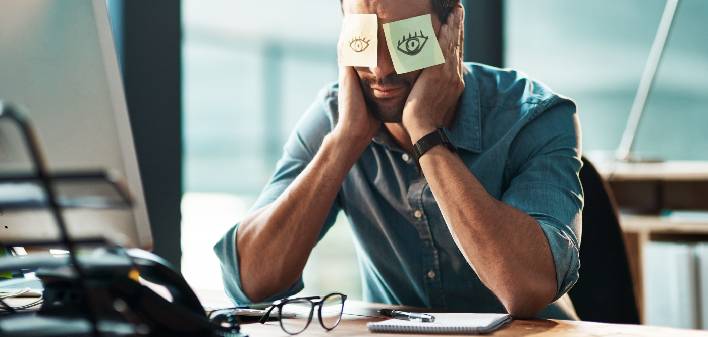 AL_Tired-man-at-work-874813758